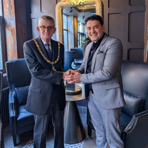 il-mayor-handshake il-mayor-handshake
